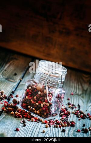 Mischen Sie aus fünf Paprika in einem Glas auf alten Holztisch, selektive Fokus Stockfoto