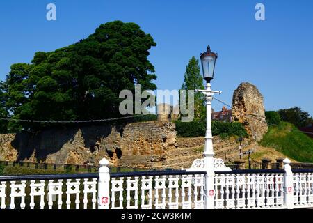 Mauern von Tonbridge Castle und Geländer der Brücke trägt High Street über den Fluss Medway, Tonbridge, Kent, England Stockfoto