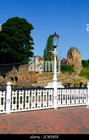 Mauern von Tonbridge Castle und Geländer der Brücke trägt High Street über den Fluss Medway, Tonbridge, Kent, England Stockfoto