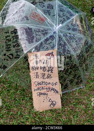 Hongkong, Hongkong, China. Oktober 2014. Die Umbrella Revolution von 2014. Morgendämmerung bricht an einem anderen Tag des Occupy Sit-in rund um das Regierungsbüro.Pfefferspray Waschstation. Quelle: Jayne Russell/ZUMA Wire/Alamy Live News Stockfoto