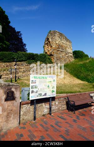 Wealdway Fernwanderweg Informationen Schild und Teil der Außenmauern von Tonbridge Castle, High Street, Tonbridge, Kent, England Stockfoto