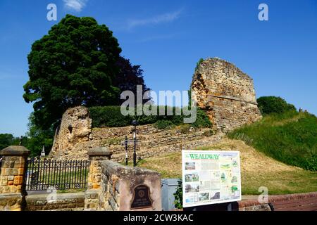 Wealdway Fernwanderweg Informationen Schild und Teil der Außenmauern von Tonbridge Castle, High Street, Tonbridge, Kent, England Stockfoto