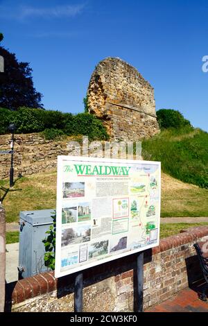 Wealdway Fernwanderweg Informationen Schild und Teil der Außenmauern von Tonbridge Castle, High Street, Tonbridge, Kent, England Stockfoto