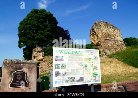 Wealdway Fernwanderweg Informationen Schild und Teil der Außenmauern von Tonbridge Castle, High Street, Tonbridge, Kent, England Stockfoto