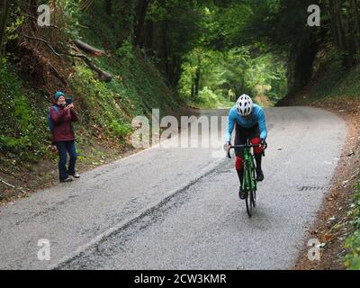 Hollingbourne, Kent, Großbritannien. September 2020. 45. Jährliche Hollingbourne Hill Climb. Dieses ungewöhnliche und besonders anstrengende Zeitfahren mit dem Fahrrad führt dazu, dass die Teilnehmer den fast 1 Meile (0.8 Meilen) langen Hollingbourne Hill in Kent so schnell wie möglich hinaufrasen, der eine Steigung aufweist, die in der Nähe des oberen Drittels um über 12.5% steiler wird! 63 Fahrer nahmen an der Veranstaltung Teil und wurden in 1-Minuten-Intervallen abgesetzt. Die offene Veranstaltung wird vom Wigmore Cycling Club organisiert. Die Zuschauer waren dieses Jahr wegen Covid entmutigt. Kredit: James Bell/Alamy Live Nachrichten Stockfoto