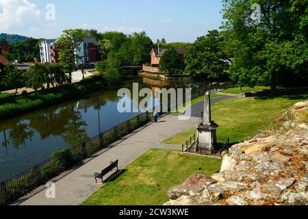 Blick über den Fluss Medway und den Riverside Walk (Teil des Wealdway langen Fußwegs) von den Mauern von Tonbridge Castle, Tonbridge, Kent, England Stockfoto