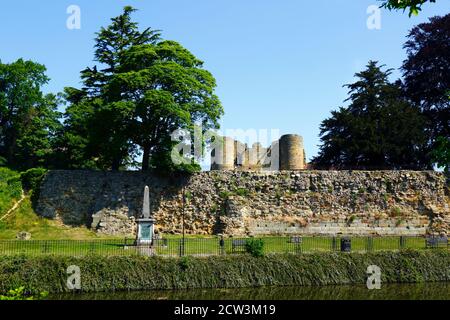 Blick auf die Außenmauern und das zweitürige Torhaus von Tonbridge Castle von der anderen Seite des Flusses Medway, Tonbridge, Kent, England Stockfoto