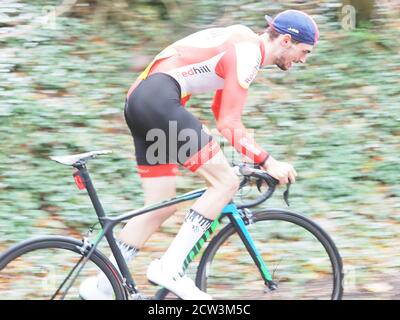 Hollingbourne, Kent, Großbritannien. September 2020. 45. Jährliche Hollingbourne Hill Climb. Dieses ungewöhnliche und besonders anstrengende Zeitfahren mit dem Fahrrad führt dazu, dass die Teilnehmer den fast 1 Meile (0.8 Meilen) langen Hollingbourne Hill in Kent so schnell wie möglich hinaufrasen, der eine Steigung aufweist, die in der Nähe des oberen Drittels um über 12.5% steiler wird! 63 Fahrer nahmen an der Veranstaltung Teil und wurden in 1-Minuten-Intervallen abgesetzt. Die offene Veranstaltung wird vom Wigmore Cycling Club organisiert. Die Zuschauer waren dieses Jahr wegen Covid entmutigt. Kredit: James Bell/Alamy Live Nachrichten Stockfoto