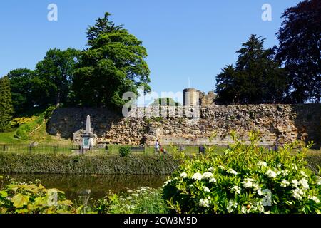 Blick auf die Außenmauern und das zweitürige Torhaus von Tonbridge Castle von der anderen Seite des Flusses Medway, Tonbridge, Kent, England Stockfoto