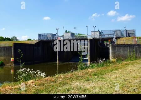 Hochwassersperre über dem Fluss Medway bei Leigh stromaufwärts von Tonbridge, Kent, England Stockfoto