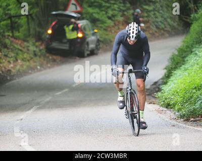 Hollingbourne, Kent, Großbritannien. September 2020. 45. Jährliche Hollingbourne Hill Climb. Dieses ungewöhnliche und besonders anstrengende Zeitfahren mit dem Fahrrad führt dazu, dass die Teilnehmer den fast 1 Meile (0.8 Meilen) langen Hollingbourne Hill in Kent so schnell wie möglich hinaufrasen, der eine Steigung aufweist, die in der Nähe des oberen Drittels um über 12.5% steiler wird! 63 Fahrer nahmen an der Veranstaltung Teil und wurden in 1-Minuten-Intervallen abgesetzt. Die offene Veranstaltung wird vom Wigmore Cycling Club organisiert. Die Zuschauer waren dieses Jahr wegen Covid entmutigt. Kredit: James Bell/Alamy Live Nachrichten Stockfoto