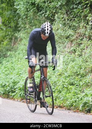 Hollingbourne, Kent, Großbritannien. September 2020. 45. Jährliche Hollingbourne Hill Climb. Dieses ungewöhnliche und besonders anstrengende Zeitfahren mit dem Fahrrad führt dazu, dass die Teilnehmer den fast 1 Meile (0.8 Meilen) langen Hollingbourne Hill in Kent so schnell wie möglich hinaufrasen, der eine Steigung aufweist, die in der Nähe des oberen Drittels um über 12.5% steiler wird! 63 Fahrer nahmen an der Veranstaltung Teil und wurden in 1-Minuten-Intervallen abgesetzt. Die offene Veranstaltung wird vom Wigmore Cycling Club organisiert. Die Zuschauer waren dieses Jahr wegen Covid entmutigt. Kredit: James Bell/Alamy Live Nachrichten Stockfoto