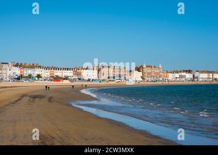 Weymouth, Dorset, Großbritannien. September 2020. Der Strand und die Küste mit dem Royal Hotel in Weymouth in Dorset an einem Morgen der Sonne, klaren blauen Himmel und einem kalten Wind. Bild: Graham Hunt/Alamy Live News Stockfoto