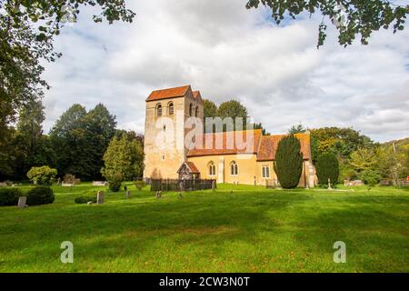 Normannische Kirche St. Bartholomäus aus dem 12. Jahrhundert im Dorf Fingerest - ein typisch englisches Dorf. Stockfoto