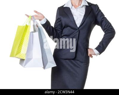 Frau mit ein paar Einkaufstüten. Isoliert auf weißem Hintergrund. Zugeschnittenes Bild. Stockfoto