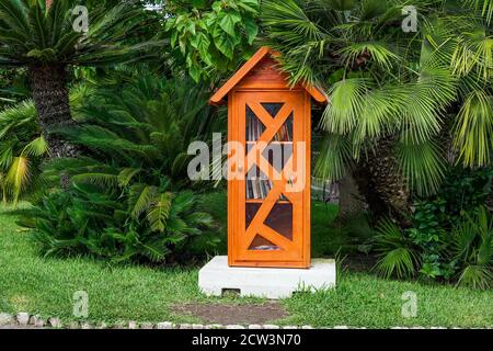 14.07.2020, Beaulieu, kleines orangefarbenes Haus im Stadtpark, das für eine Bibliothek benutzt, in der Bürger Bücher nehmen oder lassen können kostenlos. Zweites Leben des Buches Stockfoto