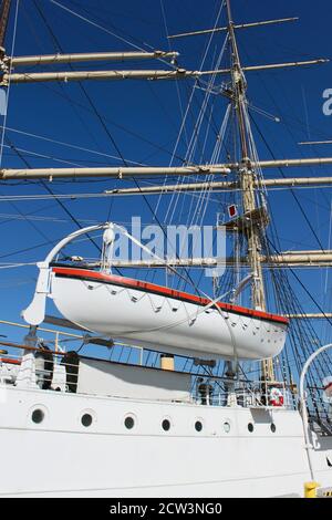 Rettungsboot auf altem Segelschiff Stockfoto