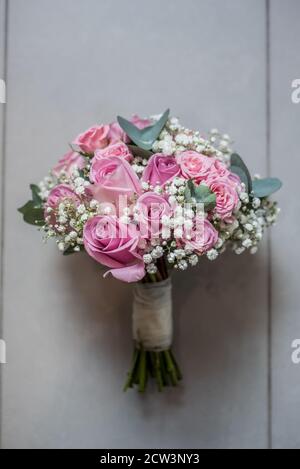 Rosa Rosen Hochzeit Blumenstrauß fotografiert auf grauen Fliesen Boden aus Oben Stockfoto