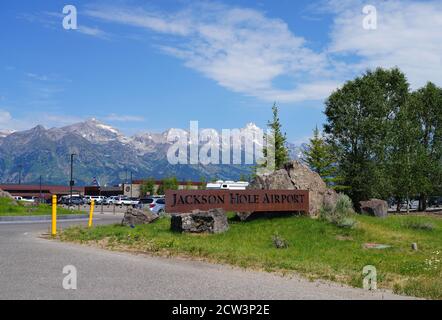 JACKSON HOLE, WY –1. AUG 2020- Blick auf ein Begrüßungsschild am Jackson Hole Airport (JAC) im Grand Teton National Park in Wyoming, USA. Stockfoto