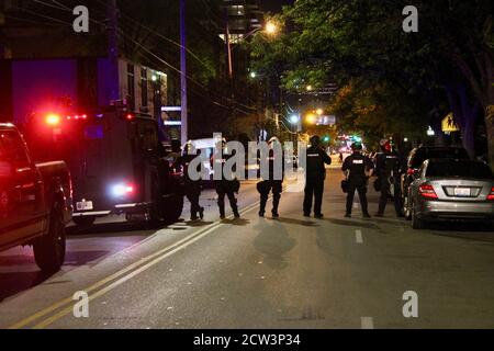 Louisville, Kentucky, USA. September 2020. Die Polizei bewacht das Gebiet in der Nähe der ersten Universalistischen Uwo ein Protestor ein Auto in die Luft sprengte. Quelle: Amy Katz/ZUMA Wire/Alamy Live News Stockfoto