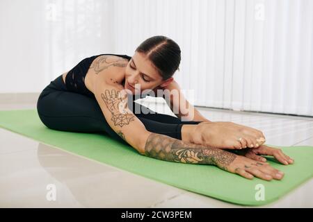 Sitzen nach vorne beugen Stockfoto