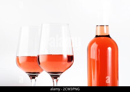 Roséweinglas mit Flasche auf dem weißen Tisch. Rosado, rosato oder Rouge Weinprobe im Weinshop, Bar-Konzept. Speicherplatz Kopieren Stockfoto