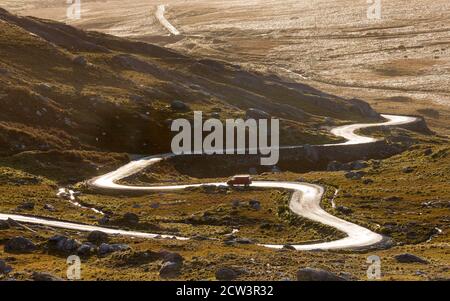 Healy Pass, Cork, Irland. September 2020. Ein Van fährt langsam auf der R574, einer Serpentinenstraße, die sich durch die Caha Mountains von Castletownbere zum Healy Pass in West Cork, Irland, schlängelt. - Credit; David Creedon / Alamy Live News Stockfoto