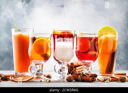 Auswahl an alkoholischen Heißgetränken und Cocktails im Herbst oder Winter - Glühwein, Glogg, Grog, Eierlikör, warmes Ingwer Ale, gebutterter Rum, Punsch, Glühwein Stockfoto