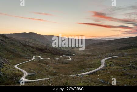 Healy Pass, Cork, Irland. September 2020. Herbstliches Morgenlicht reflektiert auf der R574, einer Serpentinenstraße, die sich durch die Caha Mountains von Castletownbere zum Healy Pass in West Cork, Irland, schlängelt. - Credit; David Creedon / Alamy Live News Stockfoto