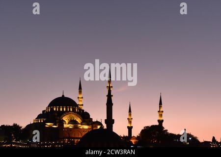 Süleymaniye Moschee Kuppel und Minarette in der Abenddämmerung, Istanbul, Türkei Stockfoto