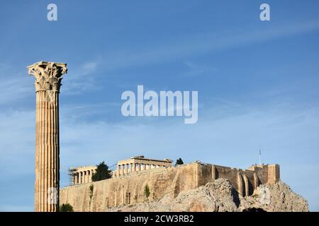 Der Parthenon auf der Akropolis von Athen und eine der Säulen des Tempels des olympischen Zeus, Griechenland Stockfoto