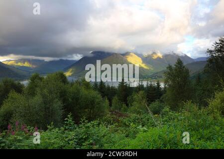 Erhöhte Landschaftsaufnahme der fünf Schwestern der Kintail Mountain Range und Loch Duich, Glen Shiel, West Highlands, Schottland, Großbritannien Stockfoto