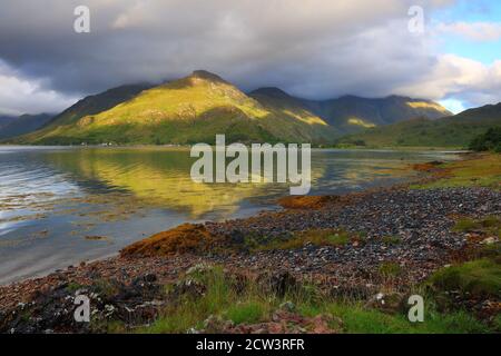 Landschaftsbild der fünf Schwestern des Kintail-Gebirges vom Ufer des Loch Duich, Glen Shiel, West Highlands, Schottland, Großbritannien. Stockfoto