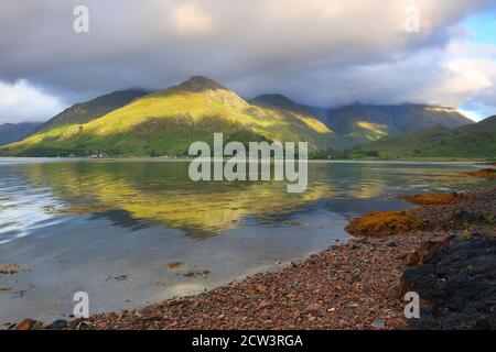 Landschaftsbild der fünf Schwestern des Kintail-Gebirges vom Ufer des Loch Duich, Glen Shiel, West Highlands, Schottland, Großbritannien. Stockfoto