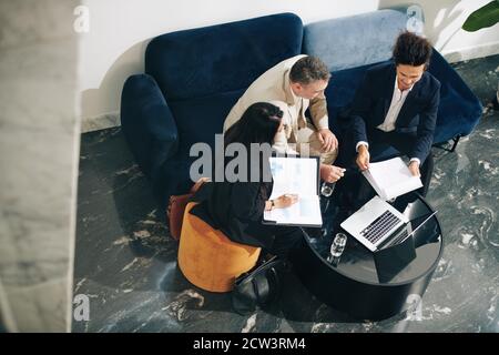 Geschäftsleute, die Diskussion über Dokumente Stockfoto
