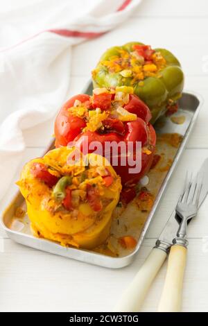 Fleisch und Reis gefüllte bunte Paprika mit Hüten und Gemüse aus der Nähe Stockfoto