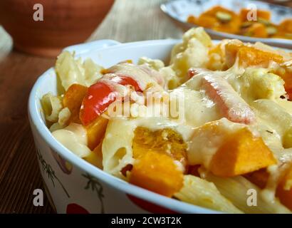 Squash, Ricotta sage Pasta backen. Parmesan und durch den Squash mit etwas Würze falten. Stockfoto