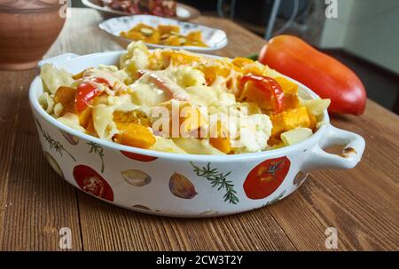 Squash, Ricotta sage Pasta backen. Parmesan und durch den Squash mit etwas Würze falten. Stockfoto