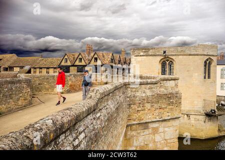 St Ives Bridge Brücke aus dem 15. Jahrhundert über den Fluss Great Ouse in St Ives, Cambridgeshire. Eine von nur vier Brücken in England, um eine Kapelle zu integrieren Stockfoto