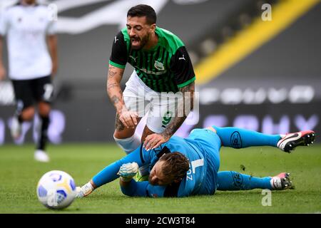 Cesena, Italien. September 2020. CESENA, ITALIEN - 27. September 2020: Jeroen Zoet von Spezia Calcio Fouls auf Francesco Caputo von US Sassuolo während der Serie A Fußballspiel zwischen Spezia Calcio und US Sassuolo. (Foto von Nicolò Campo/Sipa USA) Quelle: SIPA USA/Alamy Live News Stockfoto