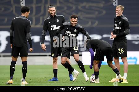 Von links nach rechts wärmen sich Jamal Lewis, Andy Carroll, Jacob Murphy, DeAndre Yedlin und Sean Longstaff von Newcastle United vor dem Premier League-Spiel im Tottenham Hotspur Stadium in London auf. Stockfoto