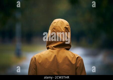 Starker Regen während des Herbsttages. Mann in wasserdichter Jacke. Stockfoto