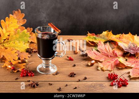 Glühwein mit Gewürzen und Herbstdekor auf Holztisch. Stillleben, Saison- und Urlaubskonzept. Weihnachten und Herbst Thema. Zwei Gläser Glühwein wi Stockfoto