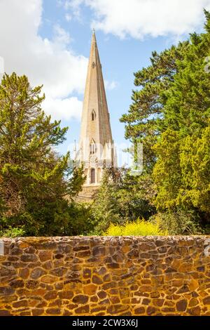 Grabsteine im Kirchhof der Allerheiligen-Kirche Leighton Buzzard Bedfordshire England Großbritannien Stockfoto