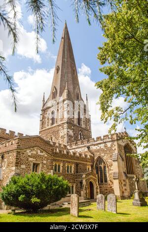 Grabsteine im Kirchhof der Allerheiligen-Kirche Leighton Buzzard Bedfordshire England Großbritannien Stockfoto