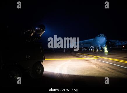 US B-52H Stratofortress Aircrew beauftragt, die 5. Bomb Wing, Minot Air Force Base, North Dakota, bereiten ihre Flugzeuge in Vorbereitung auf eine Bomber Task Force Europe Mission, September 23, 2020. Operationen und Engagements mit unseren Verbündeten und Partnern zeigen und stärken unser gemeinsames Engagement für globale Sicherheit und Stabilität. (USA Luftwaffe Foto von Senior Airman Xavier Navarro) Stockfoto