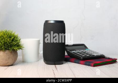 Smart Speaker und Tastatur mit Kopierplatz auf weißem Hintergrund Stockfoto