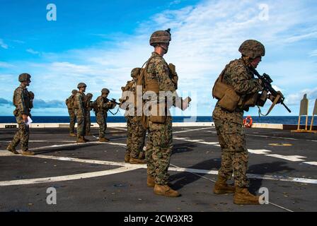 PHILIPPINISCHES MEER (Sept 23, 2020) Marines mit Bataillon Landing Team, 2. Bataillon, 4. Marines, 31. Marine Expeditionary Unit (MEU), führen einen Deckschieß an Bord der USS New Orleans (LPD 18). New Orleans, Teil der Expeditionary Strike Group Seven (ESG 7), ist zusammen mit der 31. Marine Expeditionary Unit im Verantwortungsbereich der 7. Flotte der USA tätig, um die Interoperabilität mit Verbündeten und Partnern zu verbessern und als einsatzbereite Einsatztruppe für Frieden und Stabilität in der Indo-Pazifik-Region zu dienen. (USA Marine Corps Foto von Lance CPL. Joshua Brittenham) Stockfoto