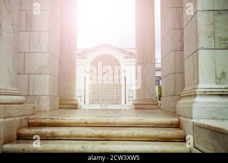 Eingang und Treppe des Arlington Memorial Amphitheatre am National Cemetery, Virginia Stockfoto