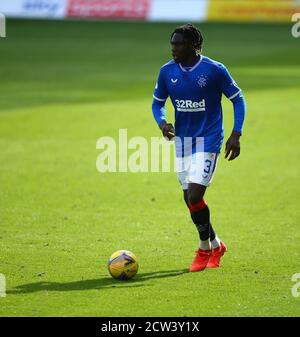 Motherwell, North Lanarkshire, Schottland, Großbritannien. September 2020. 27. September 2020; Fir Park, Motherwell, North Lanarkshire, Schottland; Scottish Premiership Football, Motherwell gegen Rangers; Calvin Bassey von Rangers auf dem Ball Kredit: Action Plus Sports Images/Alamy Live News Stockfoto